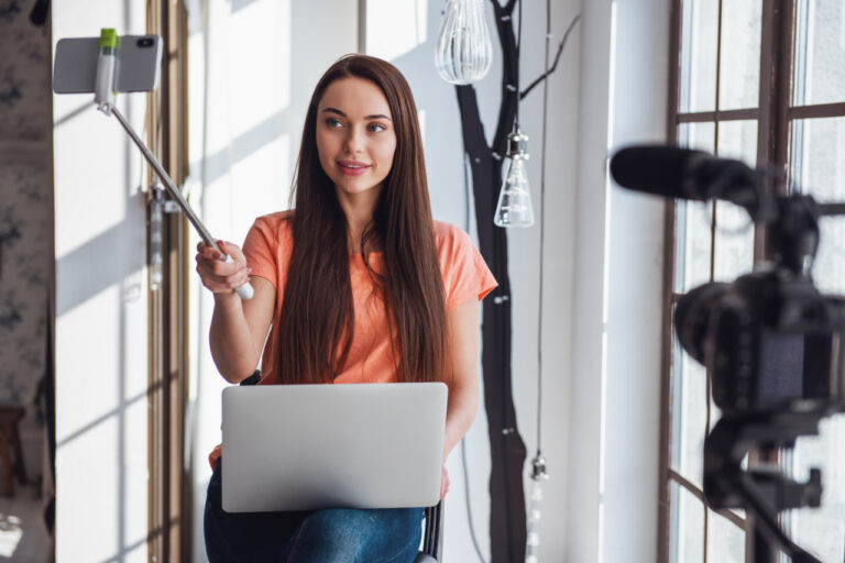 Domowe Studio Podcastowe: Poradnik Wyboru Sprzętu i Oprogramowania