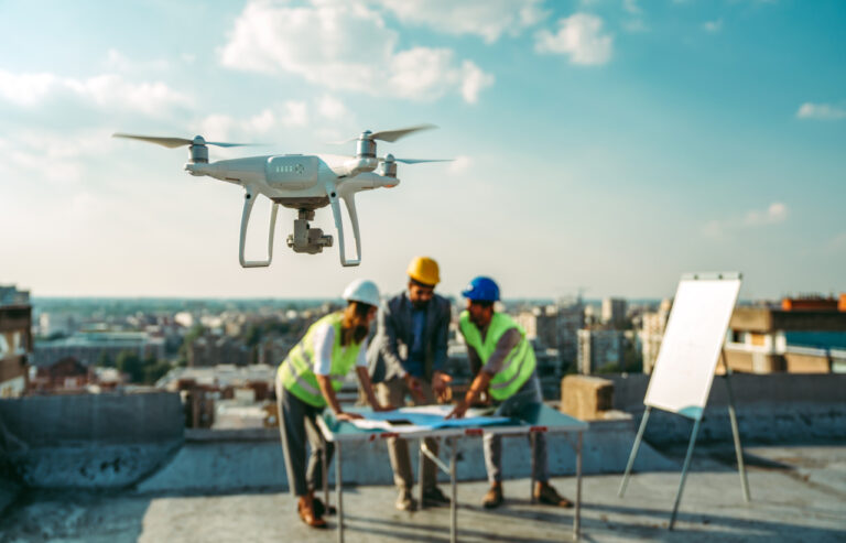 Czym zajmuje się operator drona w branży budowlanej i jakie są jego zarobki?