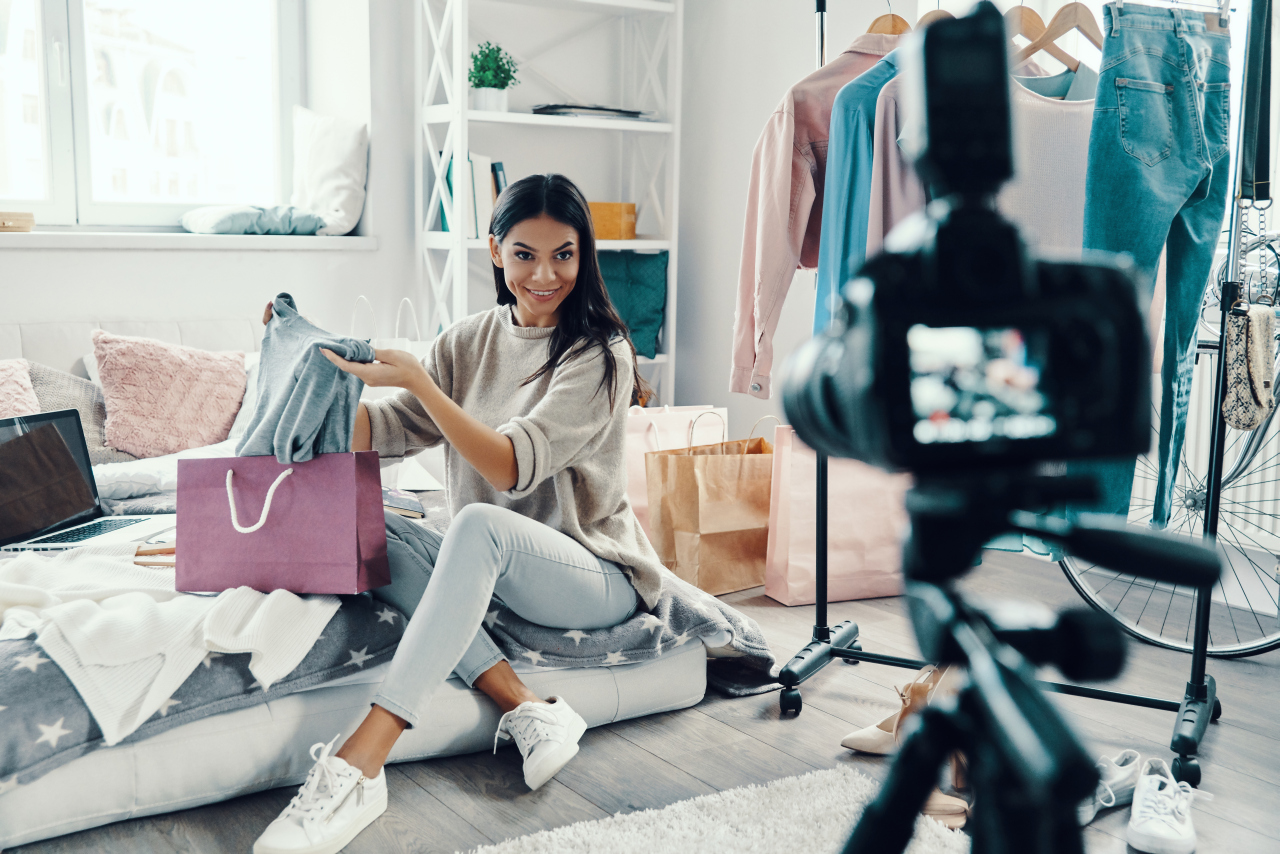 Sprzedaż na żywo w e‑commerce: Jak wykorzystać live streaming w sklepach internetowych